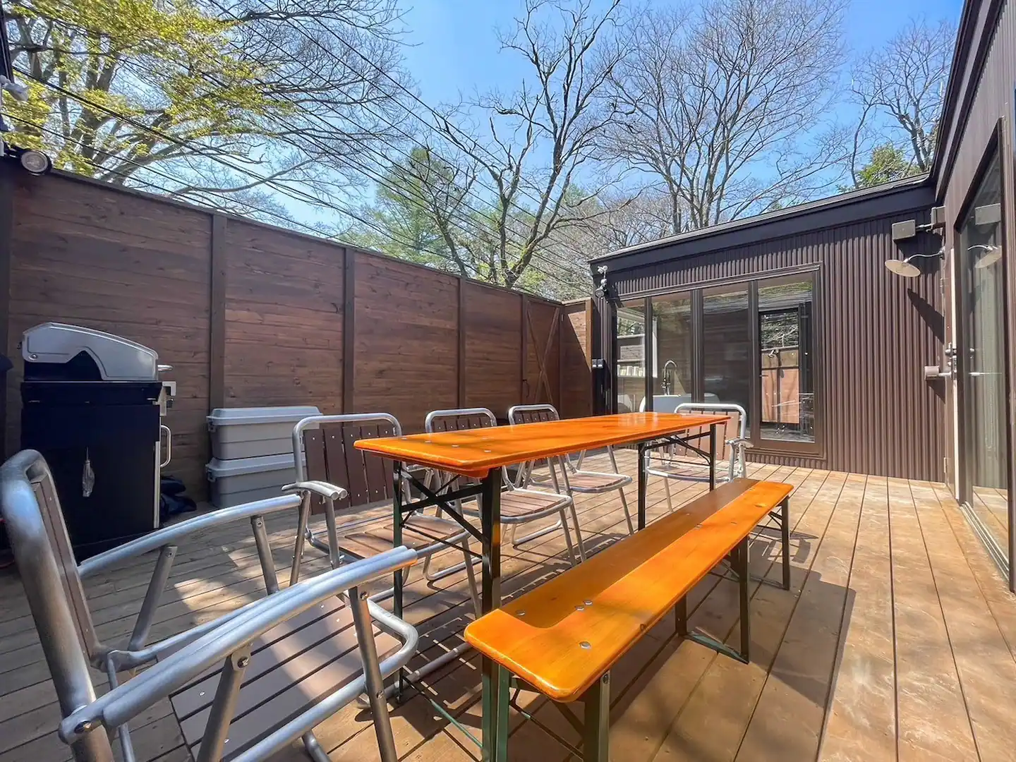 壁を形成して周りの目を気にすることなくプライベート空間でBBQや騒ぐことができます。