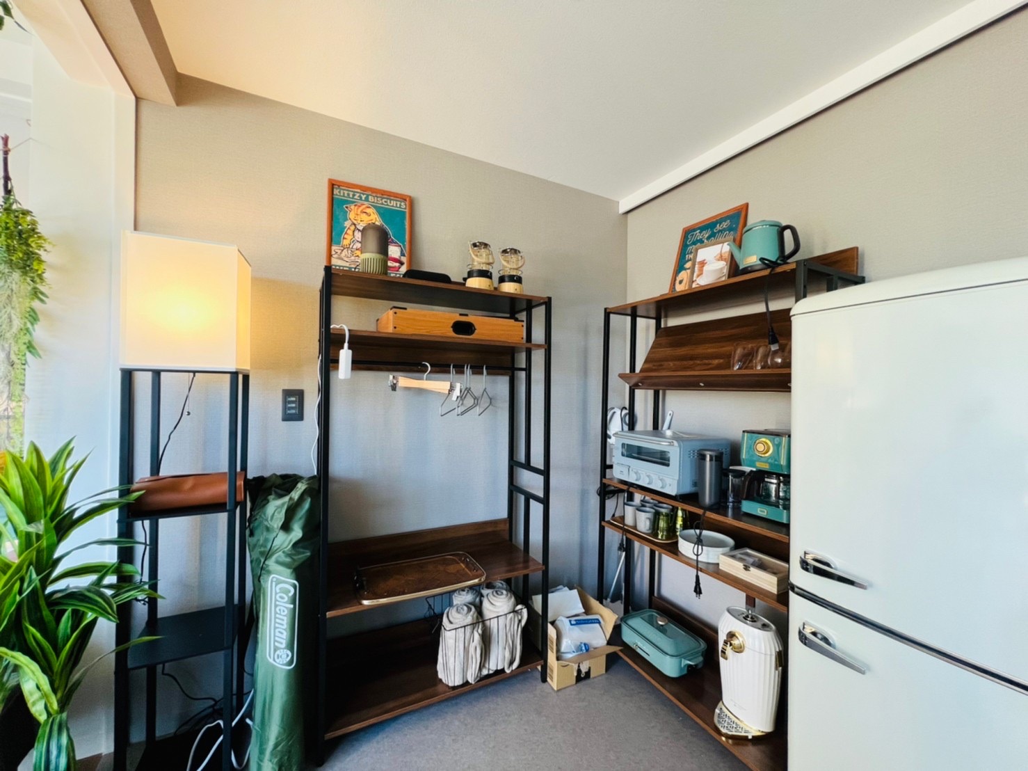 キッチン部分はコンパクトながら十分収納を置けるスペースになっています。広すぎる空間ではなく、効率よく空間を使うことをご提案いたしました。