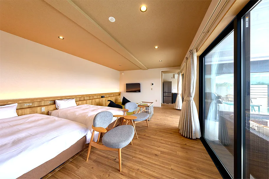 大きな窓から自然光が差し込み、プールサイドの景色を眺めながらゆったりとくつろげる設計に。