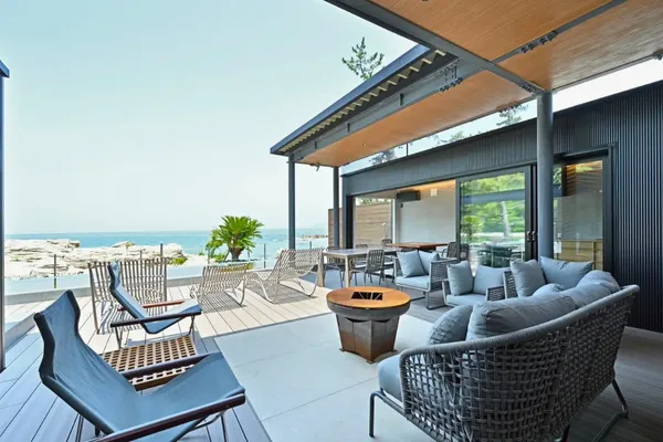 メガボックス建築事例：「京都・宮津」 温水プール付きユニットヴィラ「MEGA BOX」