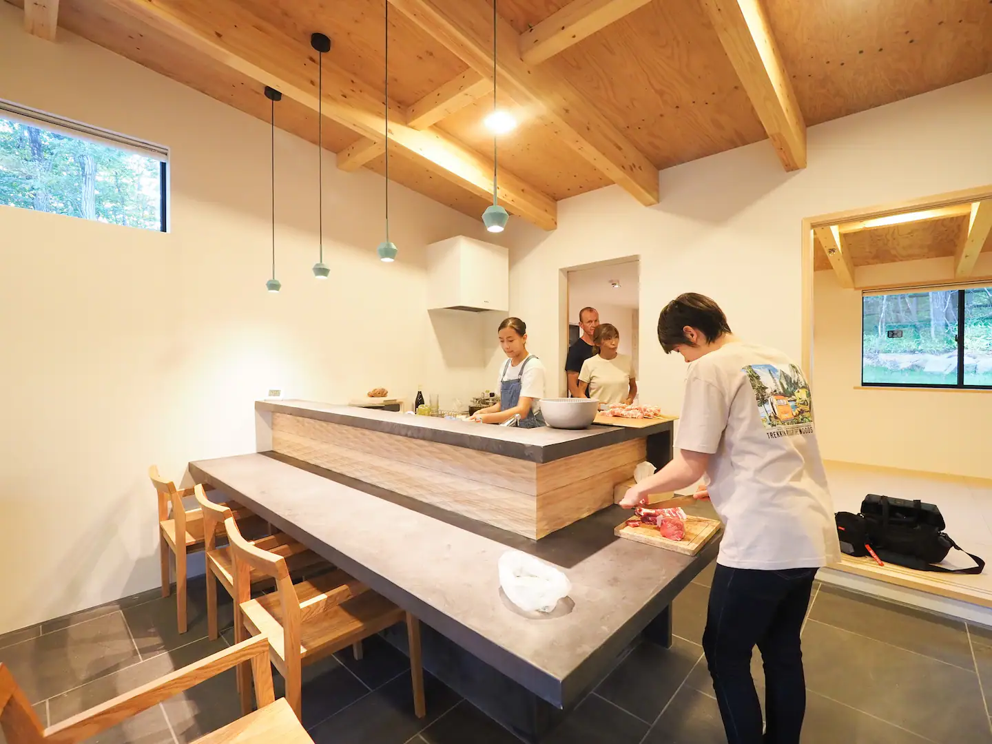 家族と料理する体験も楽しみの１つです。普段は手伝わないお父さんも積極的に手伝う。これも中々ない体験です。