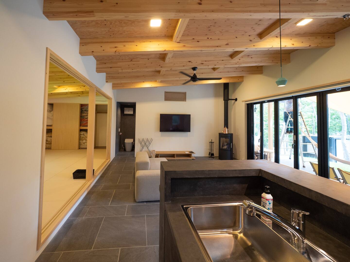 広いくつろぎスぺース、一望できる森林、暖炉の火をみながらゆったりした時間を過ごすことができます。