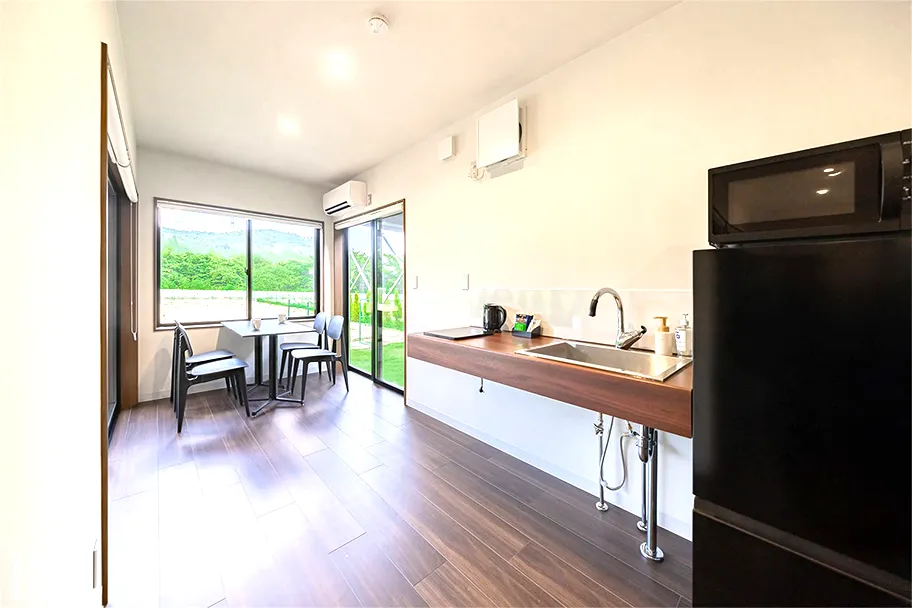 自然の景色を望む明るいダイニングと、使い勝手の良いキッチンスペースを備えた室内に仕上げました。