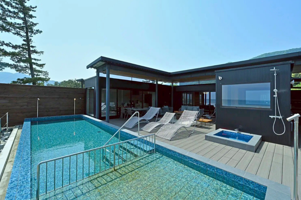 屋外には温水プールとジェットバスを設置。 自然に囲まれた開放感のある空間で、非日常を体感できます。  この宿は「滞在自体が旅の目的になる」そんな宿泊体験を叶えるために設計されています。