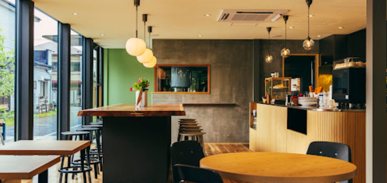 弊社のプランナーと施主様の設計士様と共同でデザインと設計をさせて頂きました。モダンでおしゃれなデザインの店舗の完成です。