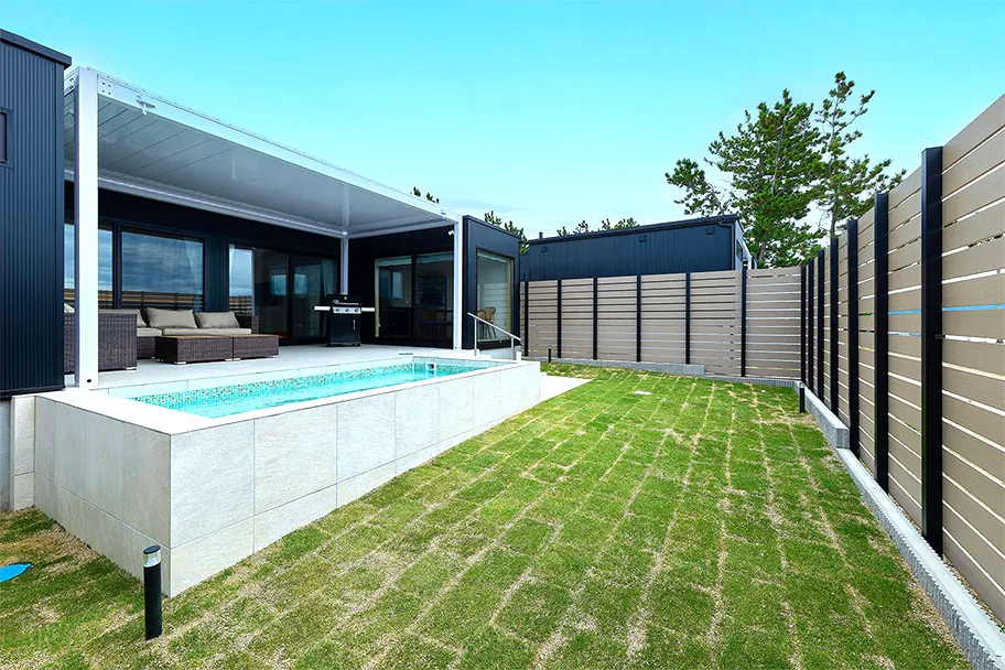 専用のドッグランとワンちゃんと一緒に楽しめるプライベートプールを完備。オーシャンビューの非日常を満喫できる空間として設計された宿泊棟を納品いたしました。