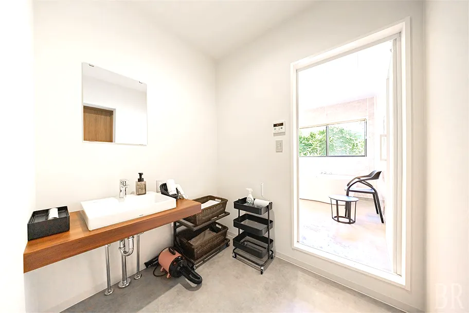 洗練された洗面スペースは、機能性と心地よさを両立したつくり。シンプルでありながら使いやすさにこだわり、滞在中の身支度をより快適に整えてくれます。