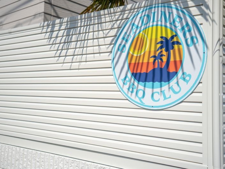 リゾートを思わせる看板のイメージ、素敵です。