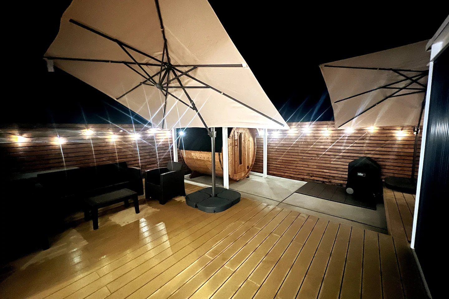夜のウッドデッキはとてもいい雰囲気に間接照明で演出すれば非日常の体験を味わうことができます。