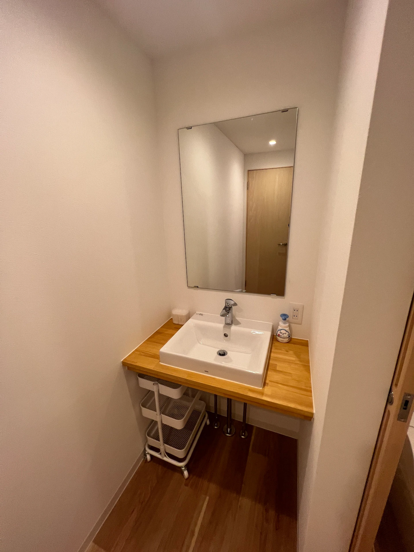 造作洗面台です。シンプルなデザインですが使い勝手よく、既製品より予算を抑えることができますし、規格じゃないので様々な幅に合わせることができます。