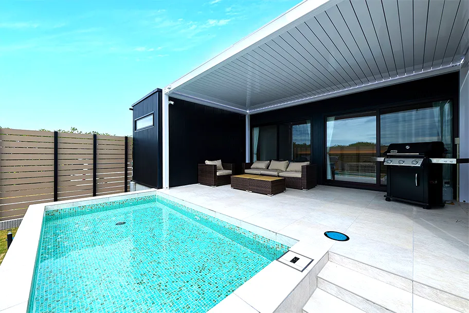 プライベートプールを備え、洗練されたリゾート空間を実現。海風を感じながら、ゆったりと過ごせる空間に仕上げました。