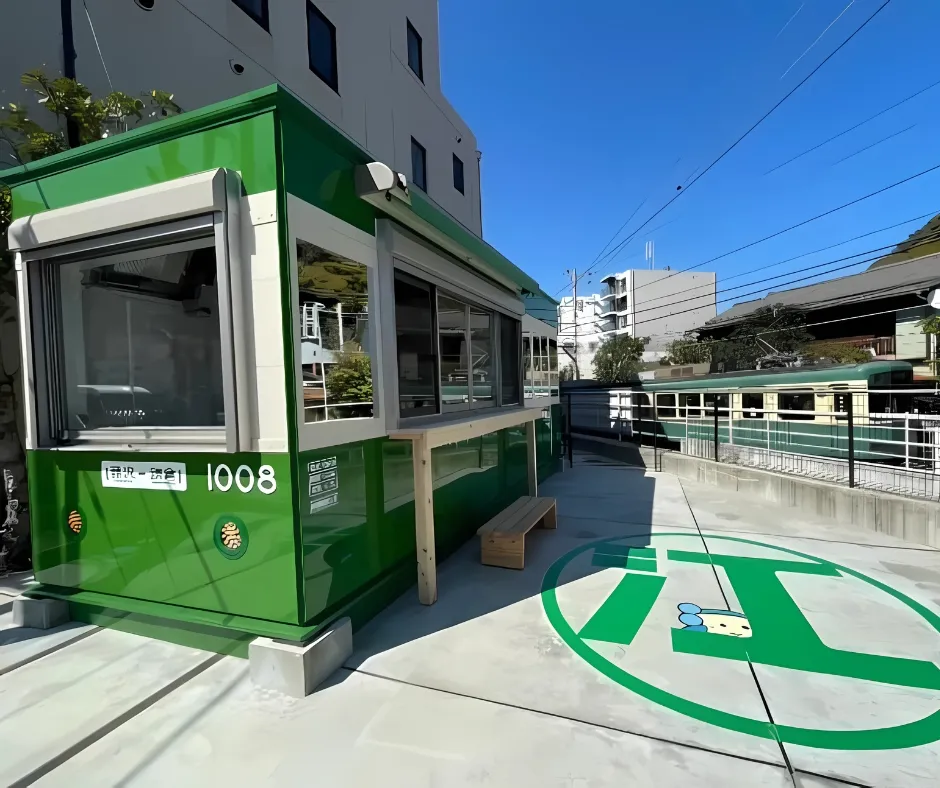 メガボックス建築事例：「江の島」店舗・デザインで差別化した電車モチーフ「MEGABOX」