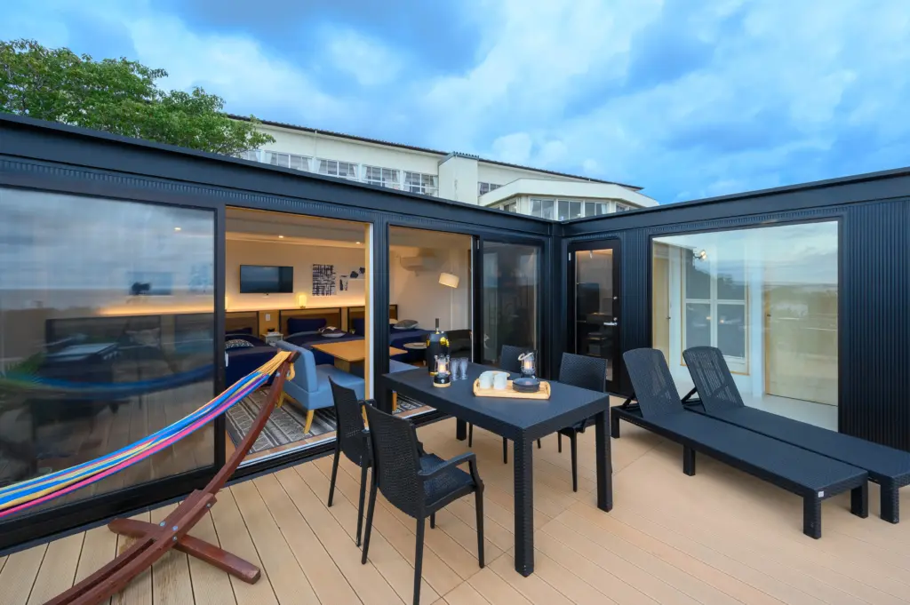 メガボックス建築事例：「福井県」海を眺めてデッキでBBQを楽しむグランピング施設「MEGABOX」