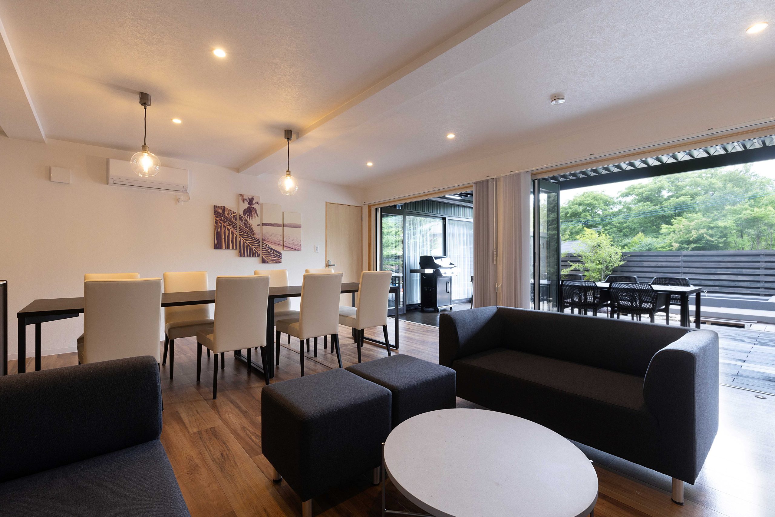 シンプルな色合いにモノトーンの家具で高級ホテルを思わせるデザインの内観が完成です。