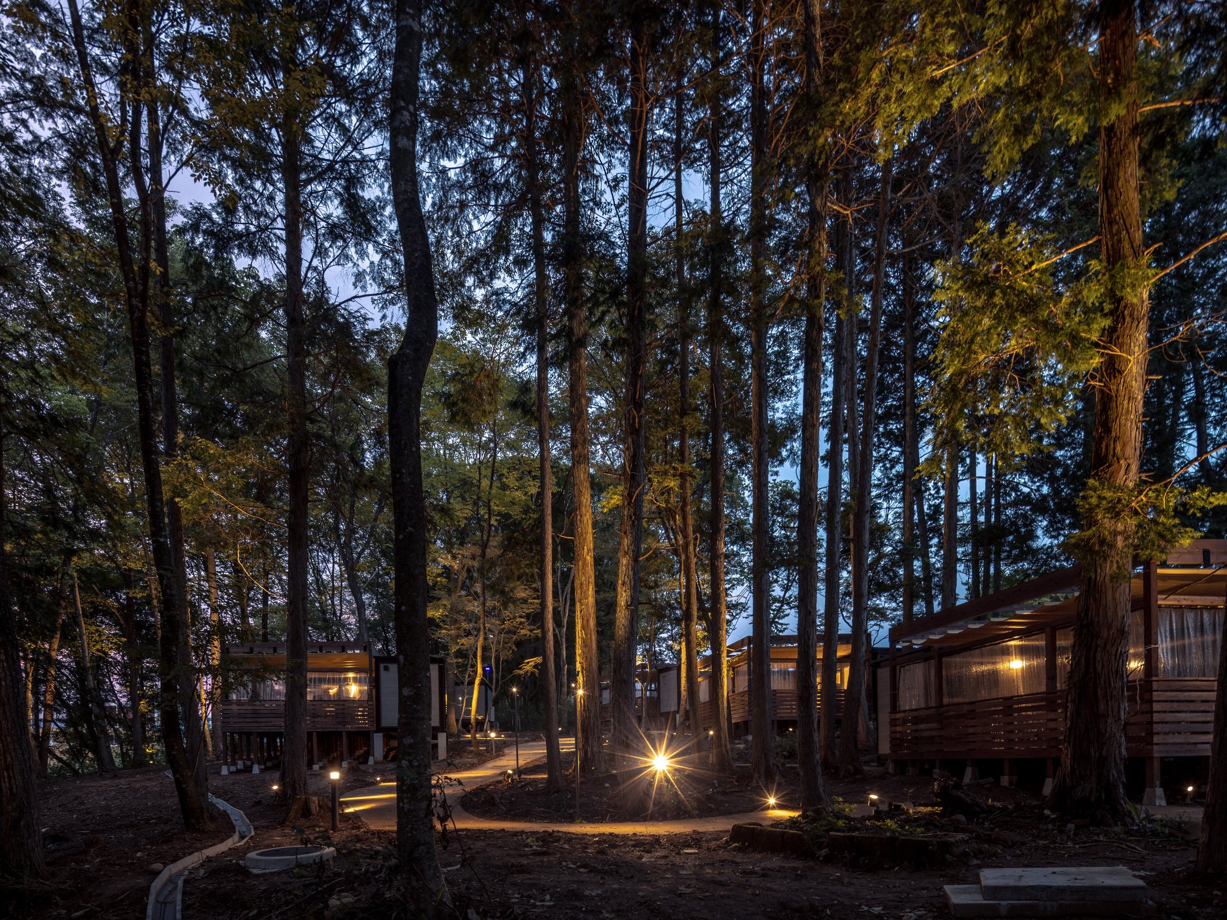 夜にはまたいい雰囲気になります。隠れ家リゾートとはこんな宿泊施設のことを言うんでしょうね。