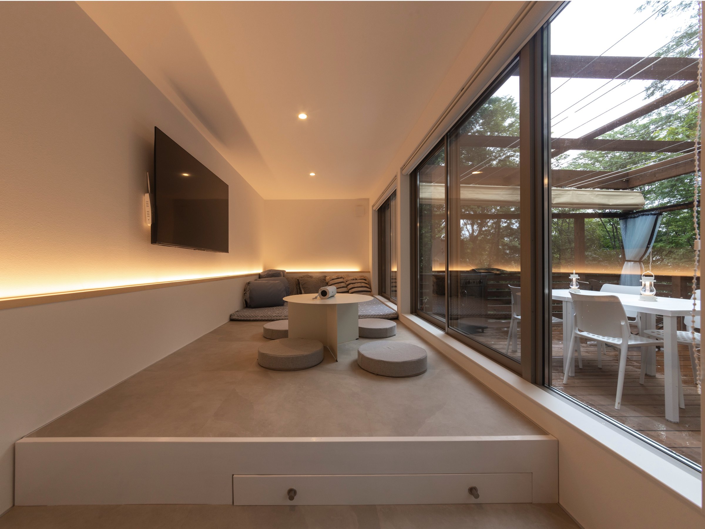 間接照明がムードある雰囲気を演出するくつろぎスペース、目の前には森林で癒されますね。