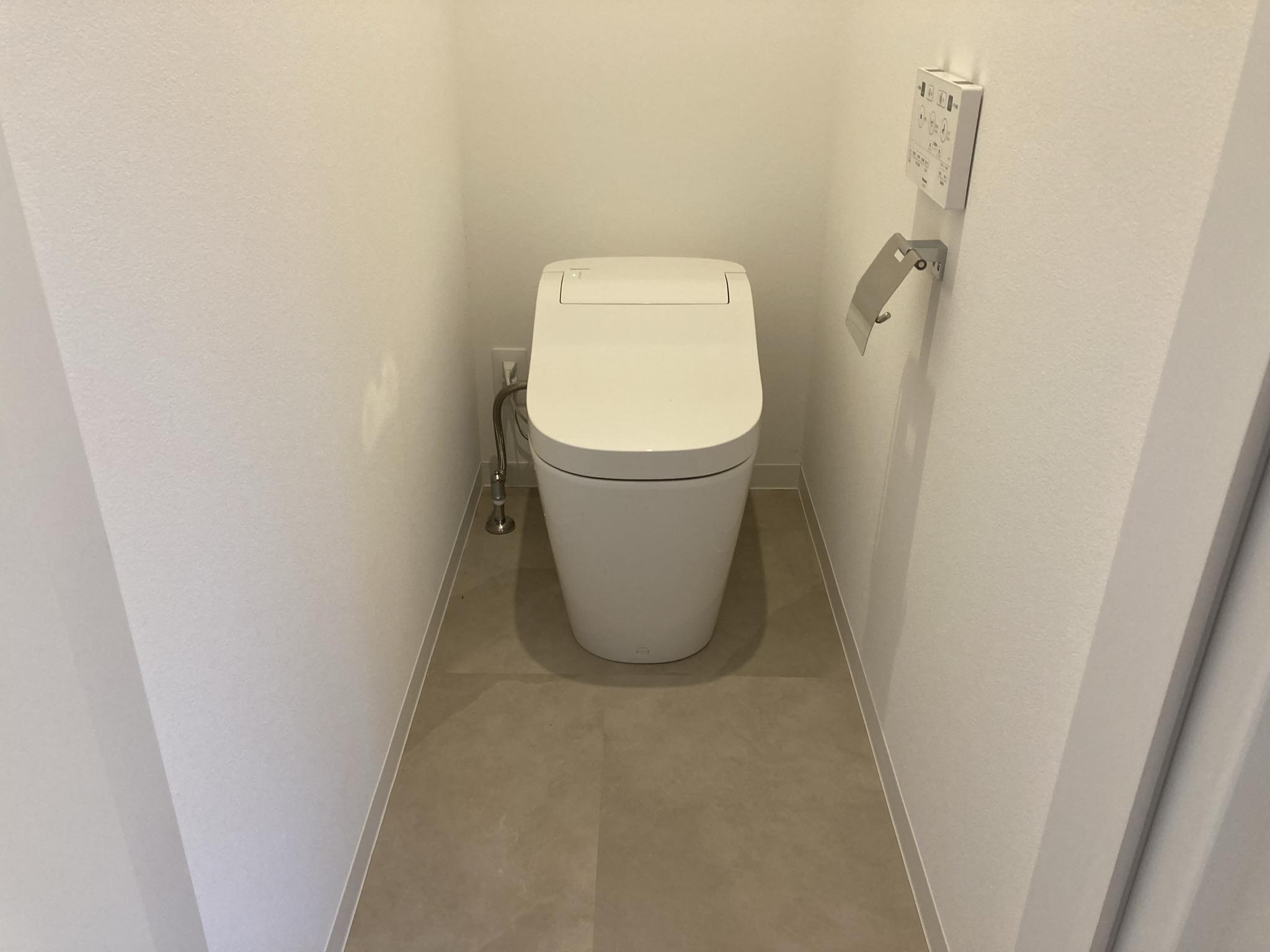 トイレはタンクレストイレを施工してスタイリッシュにおさまめました。