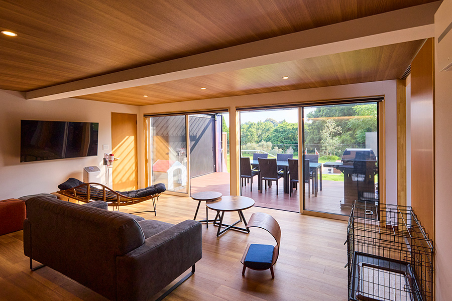 内装は木目をアクセントにしてホテルライクな内装、ワンちゃんのゲージもおけて一緒に宿泊することができます。