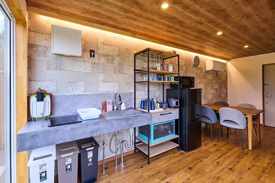 キッチンはモールテックスという素材を使い弊社の左官の技術で仕上げました。