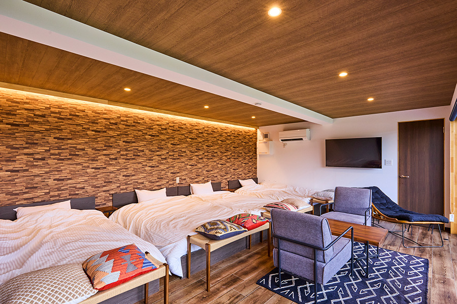 ベット上部に間接照明を設けて間接照明の陰影がとてもいい雰囲気を出しています。