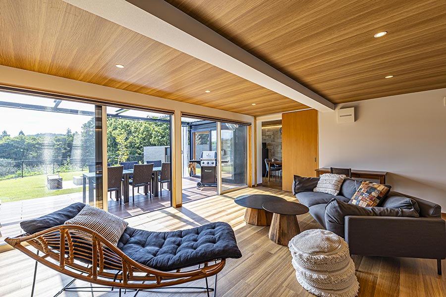 前面に広がる自然と解放感のあるお庭、都会では味わえない体験をこの施設で体験できます。