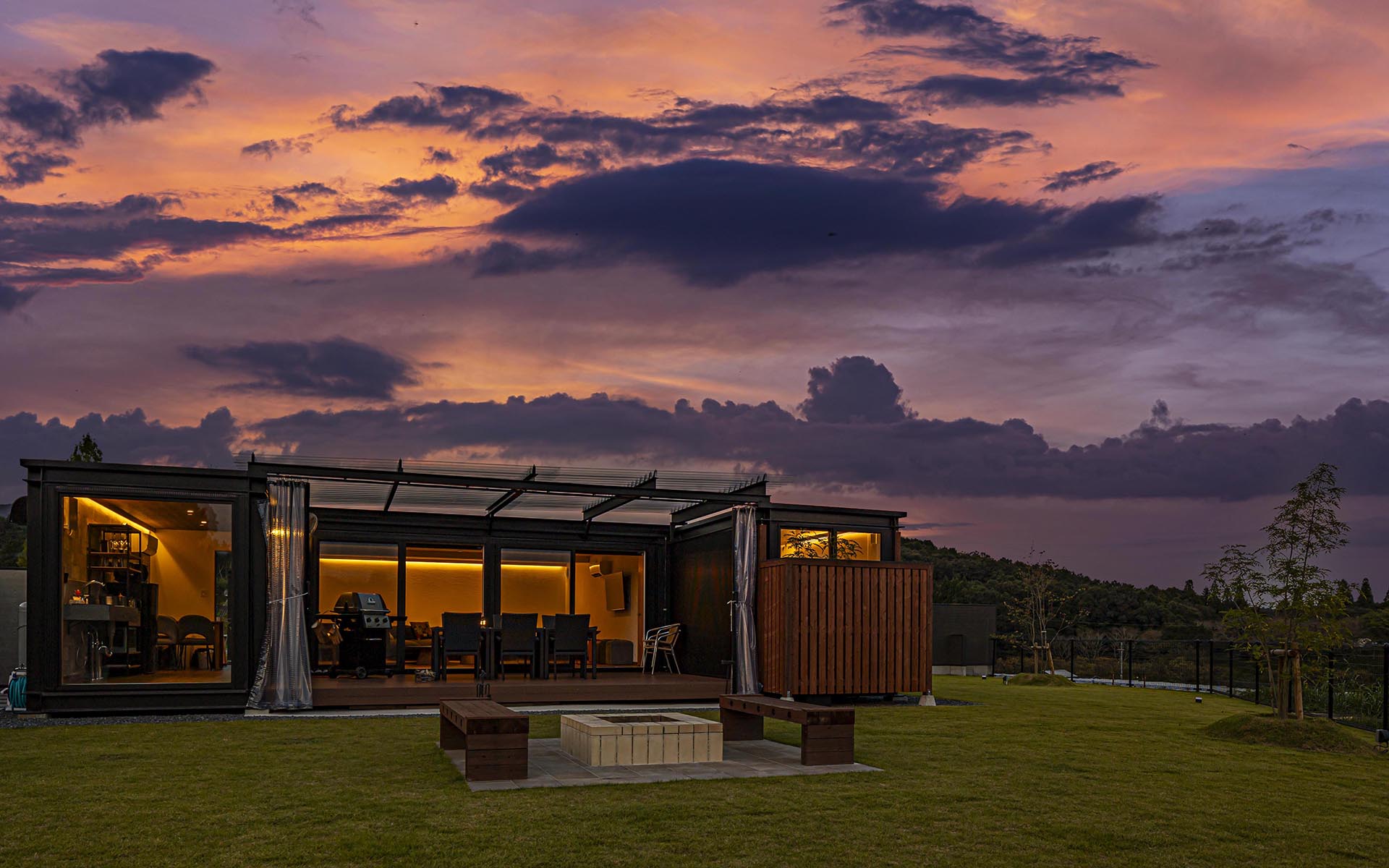 日が沈むと変わっていく表情。当社のユニットハウスのスタイリッシュなデザインが環境に適合していてとてもいいです。