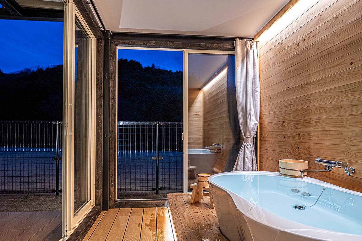 外の雰囲気も感じられる解放感のある浴室、ゆったり仕事を忘れてボーとする時間もかけがえのないもの