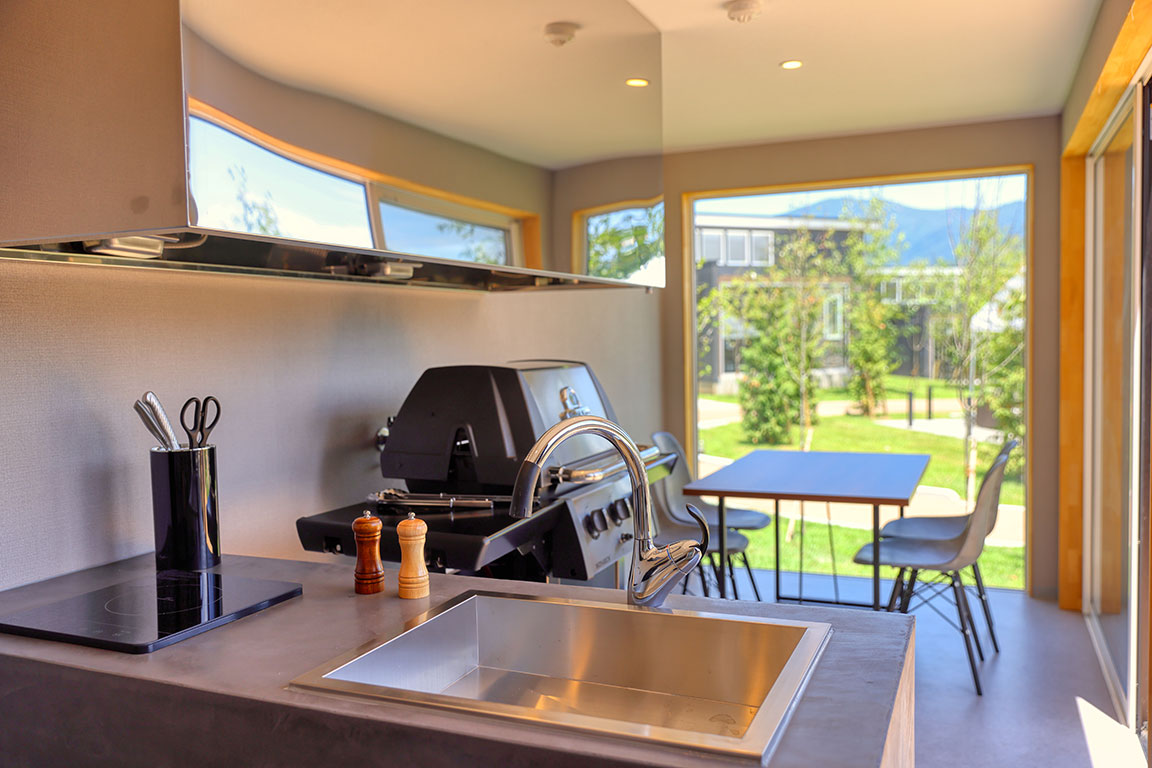 室内でBBQの調理を行うことができます。またウッドデッキでも可能ですので天候に応じて対応が出来るようにデザインいたしました。