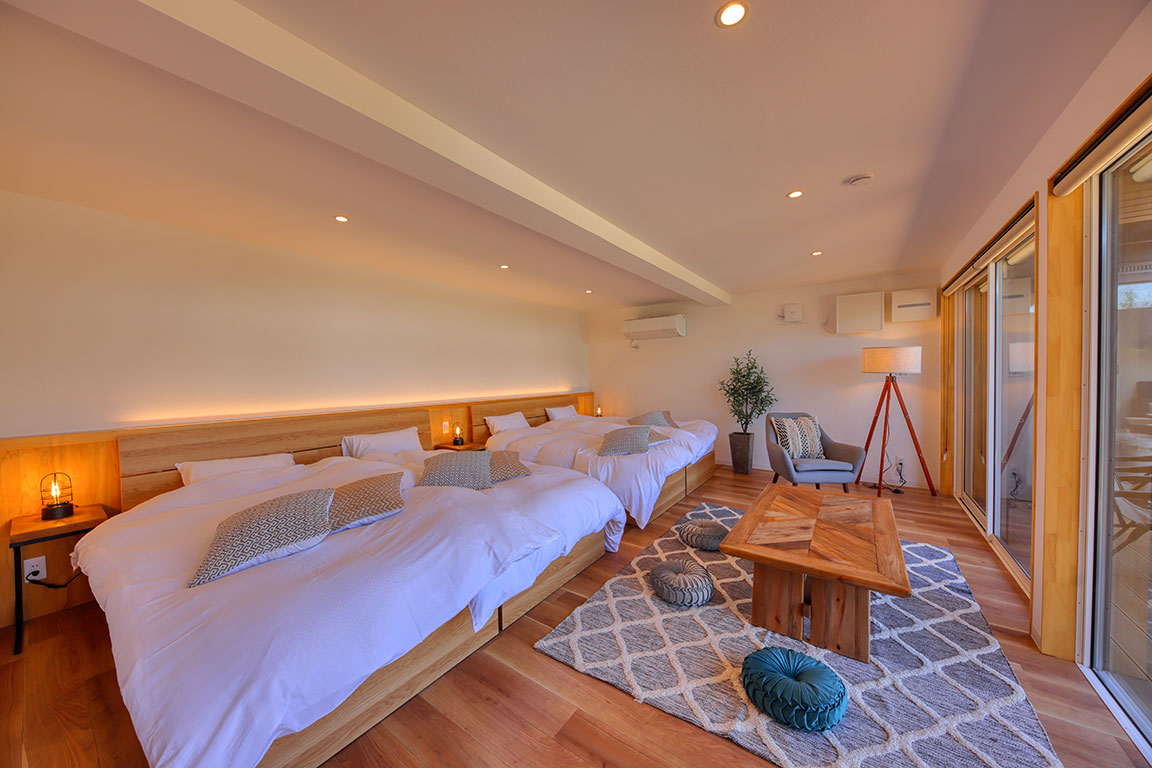 何種類か内装デザインはありますが代表的なものを１つ紹介、ナチュラルテイストで落ち着きのある雰囲気でザイン、間接照明を用いながらシンプルな中に個性を追加しております。