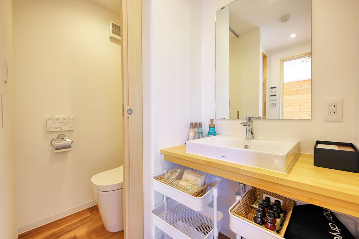 水廻りはシンプルに使い勝手を意識、お風呂は木板張りでいい雰囲気のお風呂を作りました。