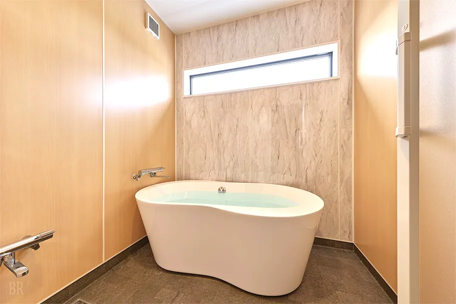 木のぬくもりと大理石調の壁が調和する上質なバスルーム。やわらかな光が差し込む空間でリラックスタイムも快適に。