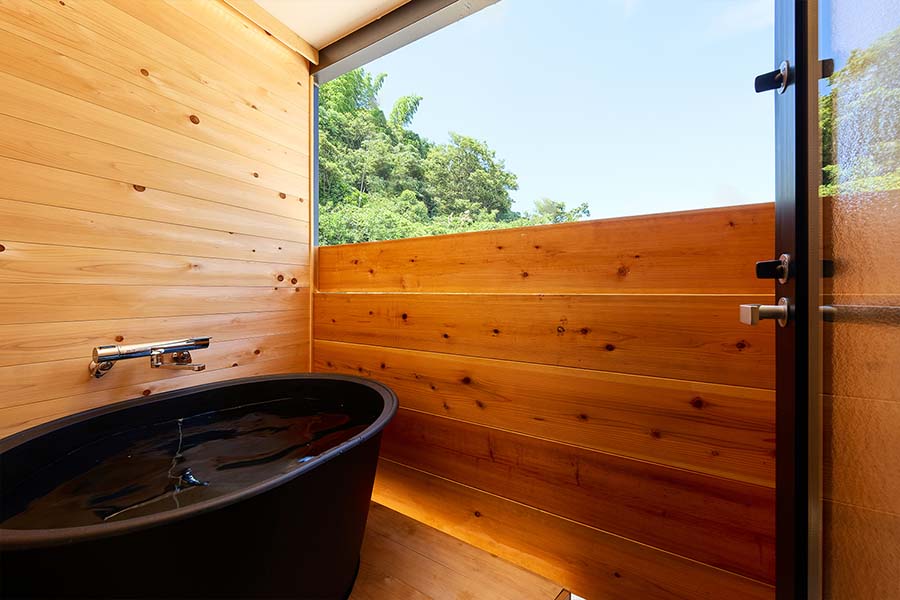 桶風のお風呂は普段は中々入れない体験です。旅行は一大イベント非日常感を演出することで高い満足度を維持することができます。