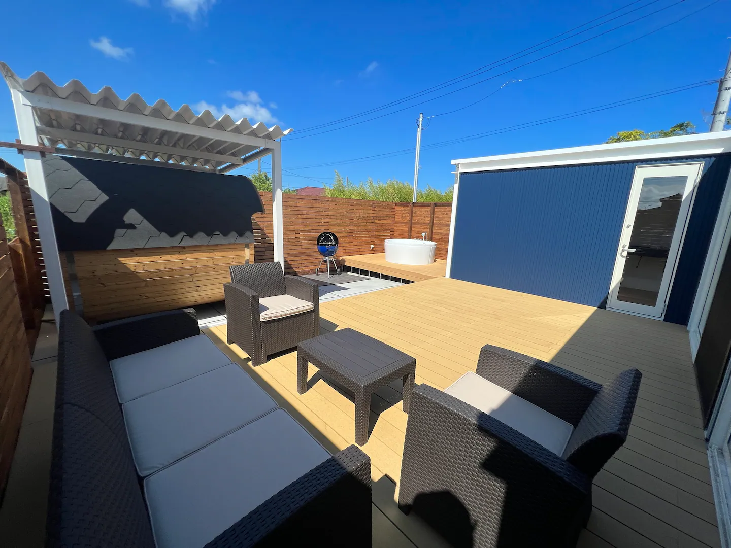 南側には広いウッドデッキを施工してプライベート感のあるアウターリビングをつくれるように、バレルサウナも設置して、サウナ後の整う体験もできます。