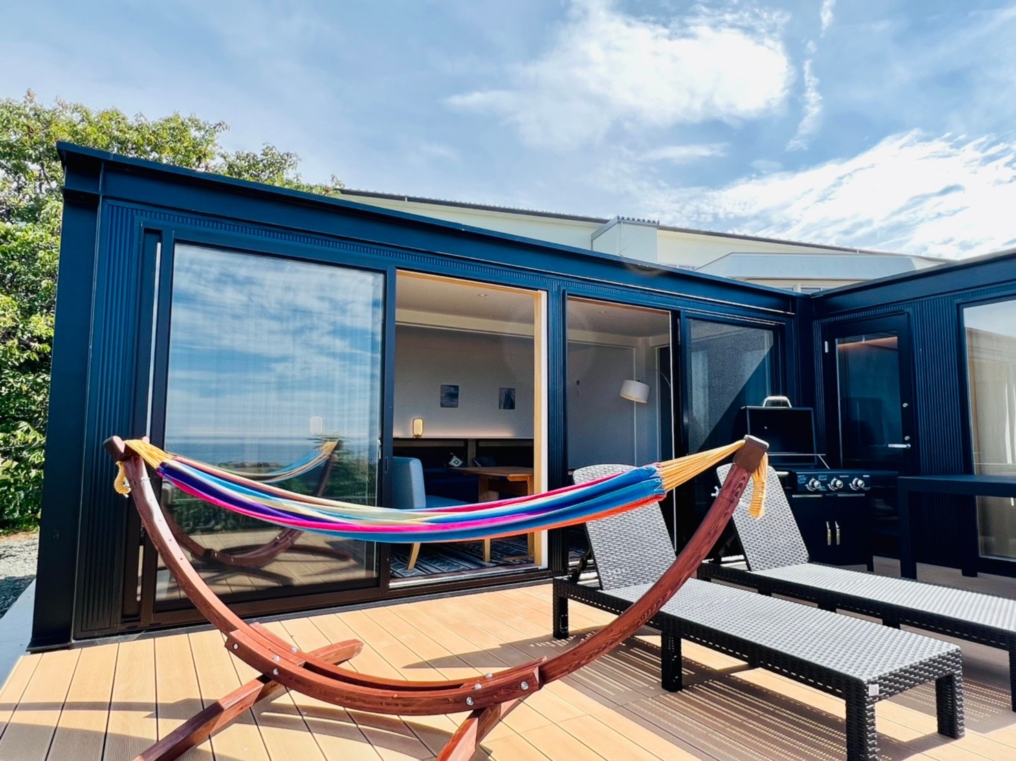 海が一望できるロケーションは憂鬱無二。コンパクトな宿泊施設ですが必要な用途をしっかり押さえてくつろげる空間をご提案いたしました。