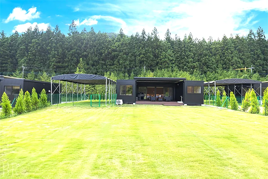 関東最大級の広々とした専用ドッグランを併設。愛犬が思いきり走り回れる環境と、家族でゆったり過ごせるプライベートヴィラを納品いたしました。