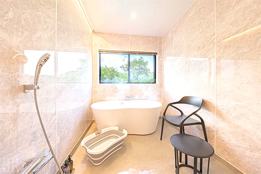 客室専用のバスルームには、愛犬専用の浴槽も完備。愛犬と過ごすお風呂時間をより快適に楽しめる空間に。