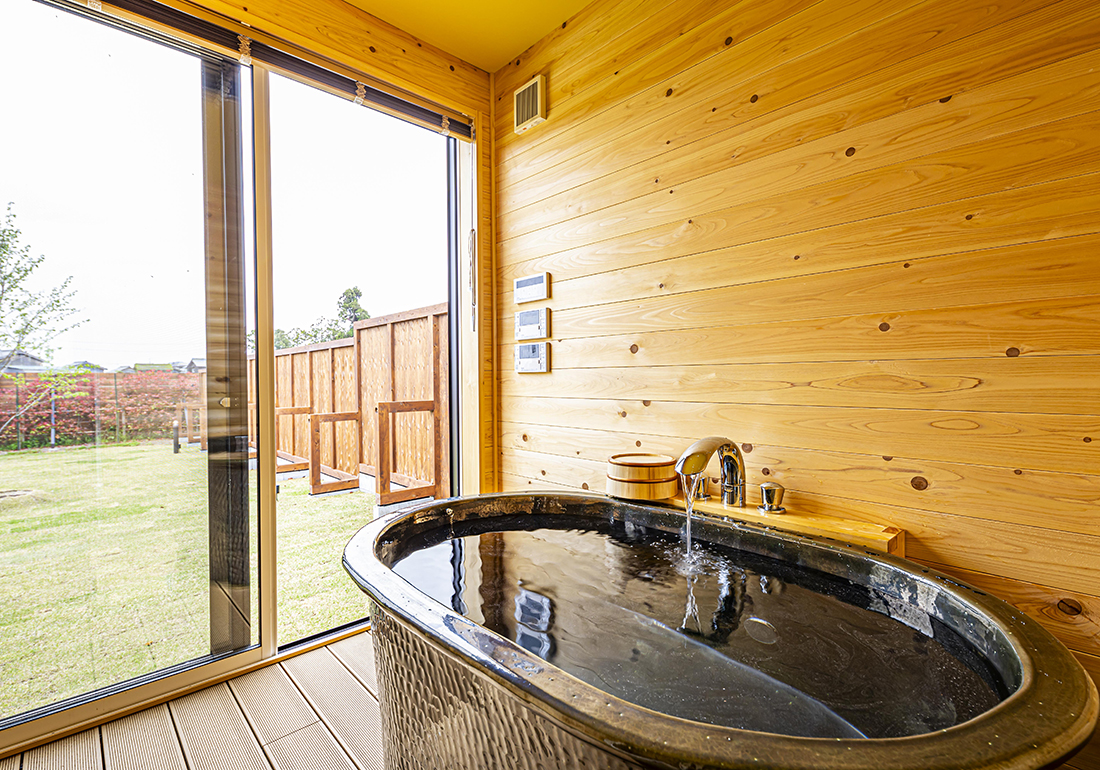 桶型の浴室に入りながら開けた芝空間を眺める、都会の密集した環境では味わえない経験がここにあります。