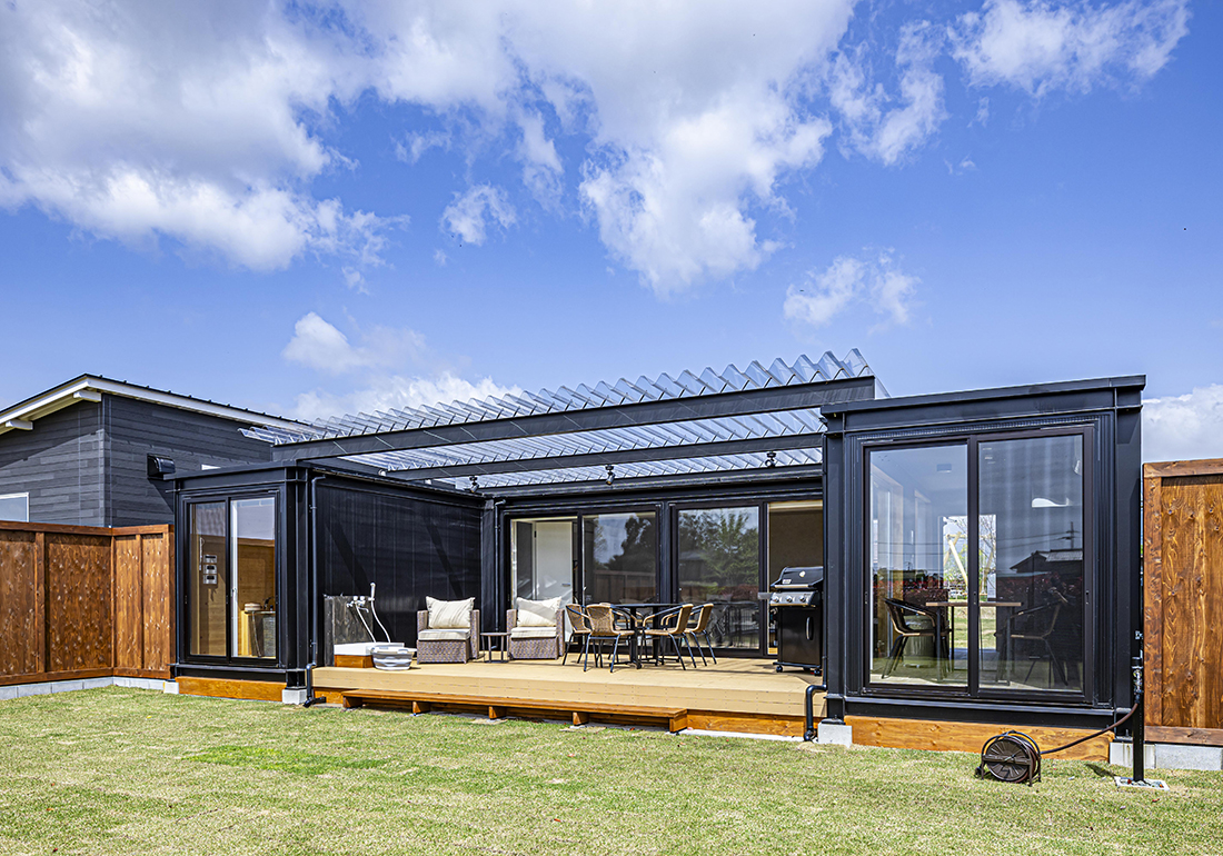 自然と調和するスタイリッシュな外壁（ブラック）外回りは木の擁壁が施工されていて、プライバシーも確保されてます。