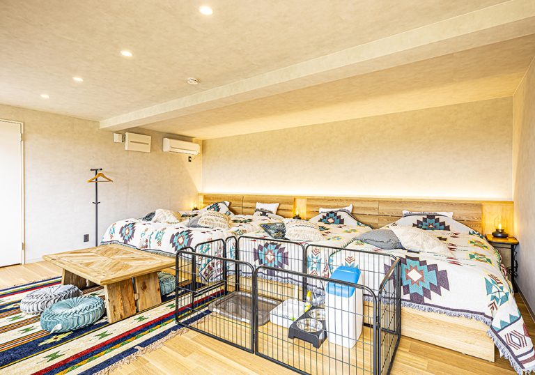 室内のインテリアやデザインが統一されていると宿泊者が予約サイトで検討する際に目立ちます。それは宿泊率にも影響するので施設内のデザインインテリア設計は重要です。弊社では今までの施工経験からより良いデザインを提案でできます。是非お気軽にご相談下さい。