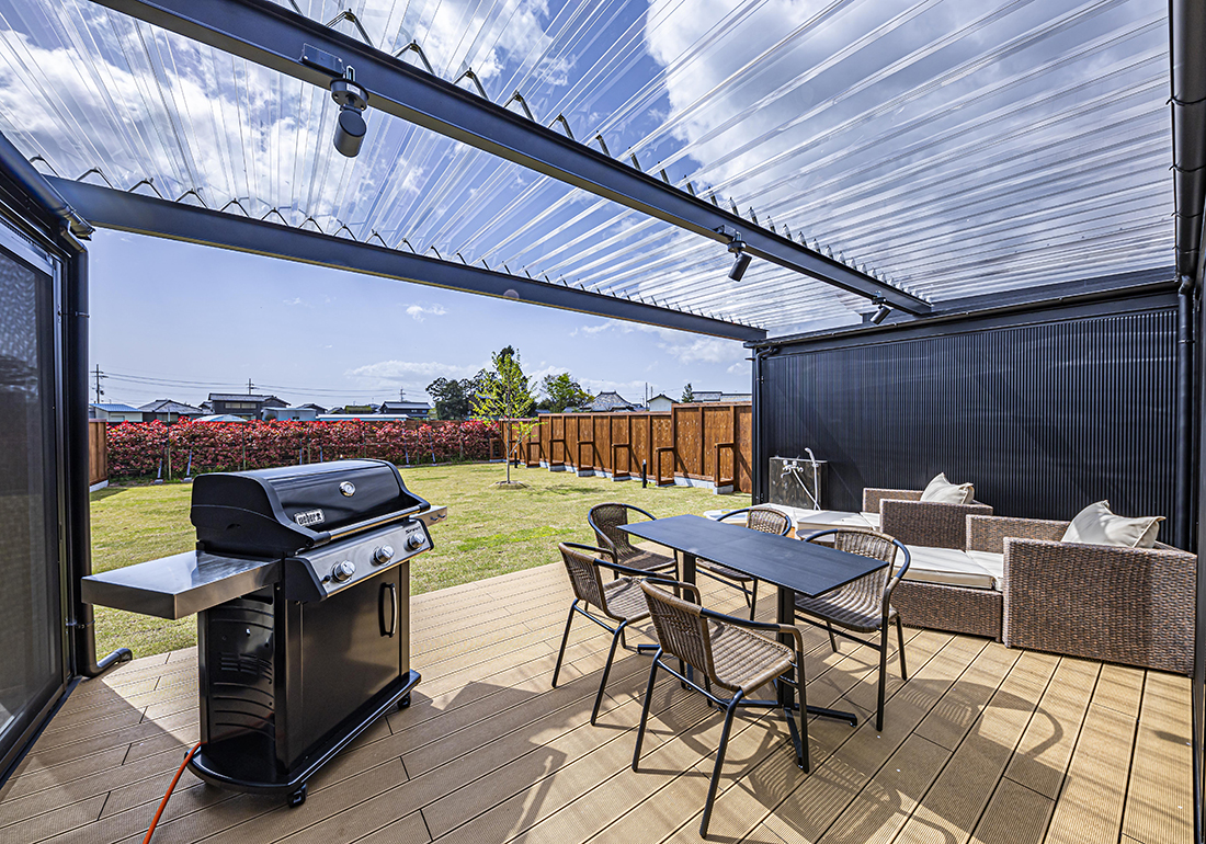 ウッドデッキにおいたソファーに腰かけボーとする体験は普段使い過ぎた頭をリフレッシュできます。