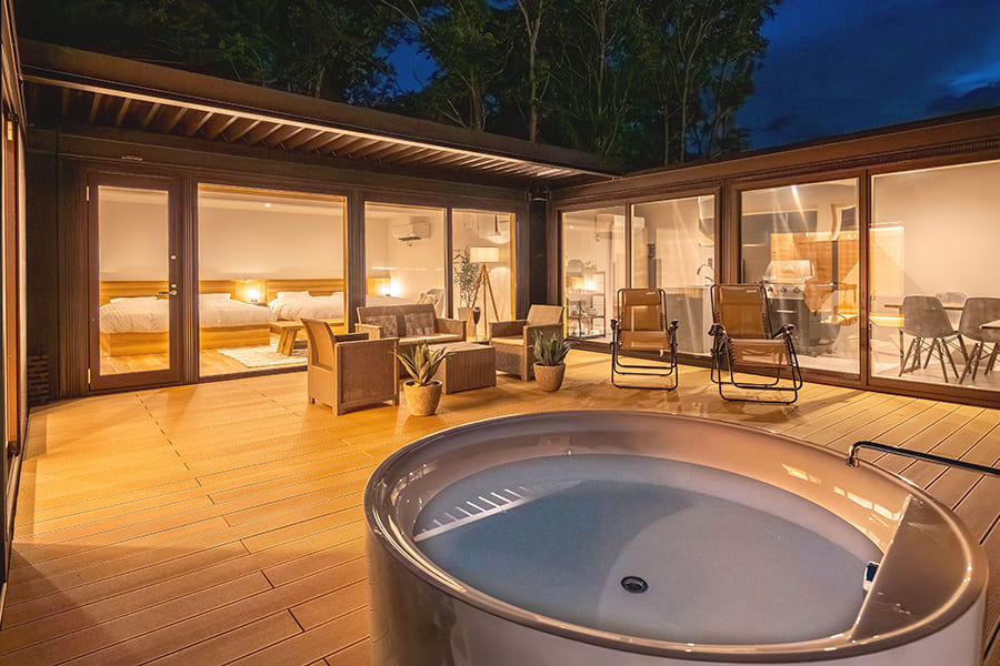 こんな空間を普段味わうことはできない、だからこそそこに価値を感じ顧客は宿泊費という対価を支払ってくれます。グランピング施設運営成功のコツは「非日常感」です。