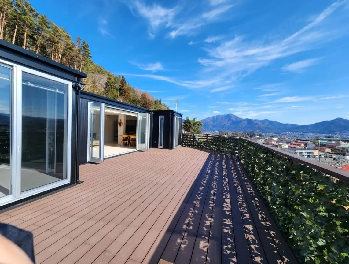 広々としたウッドデッキは建物全面につながっておりゆったり過ごすことができます。