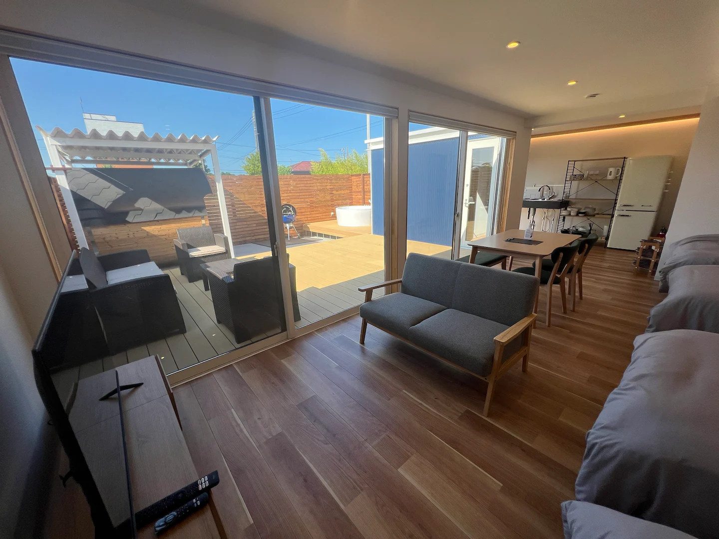 ４つのベットがおける寝室とリビングダイニング、コンパクトではありますが導線も考えてありますので、窮屈な感覚はなく宿泊することができます。