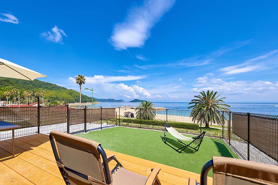 爽快な青が広がる世界、グランピング施設運営にはロケーションが非常に重要な役割を担います。