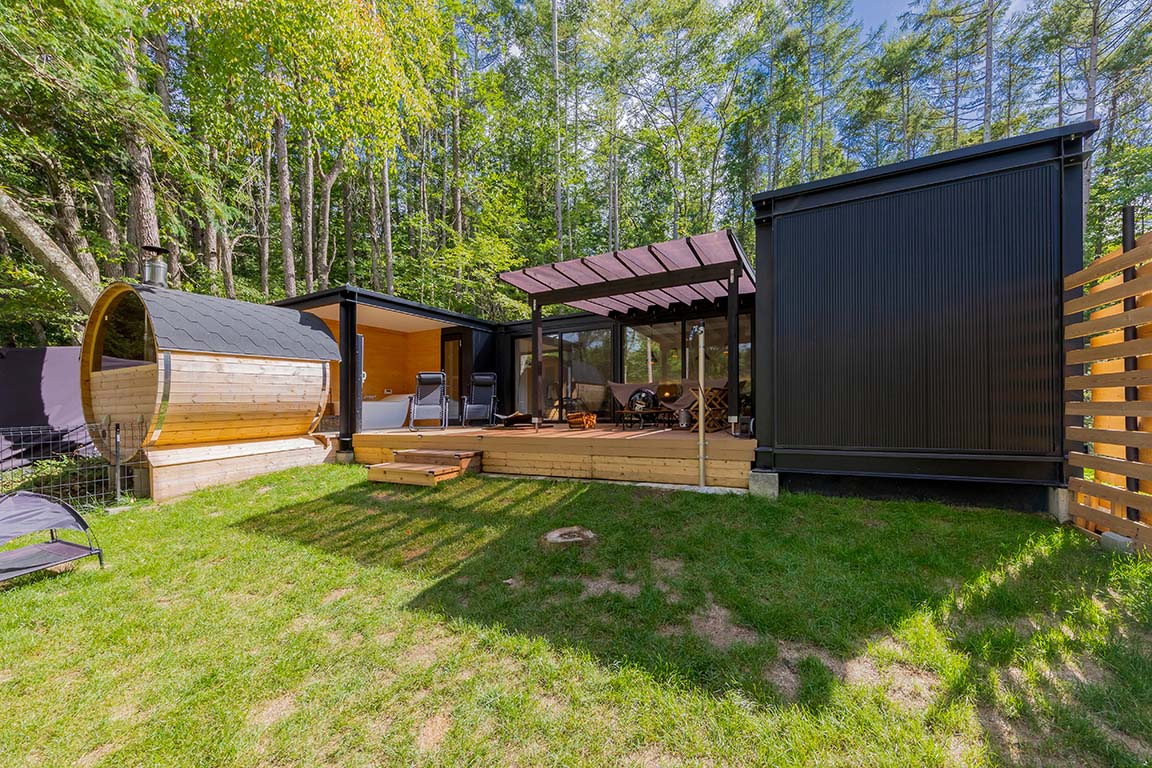 森林や壁に囲まれていてプライバシーが確保された宿泊施設です。