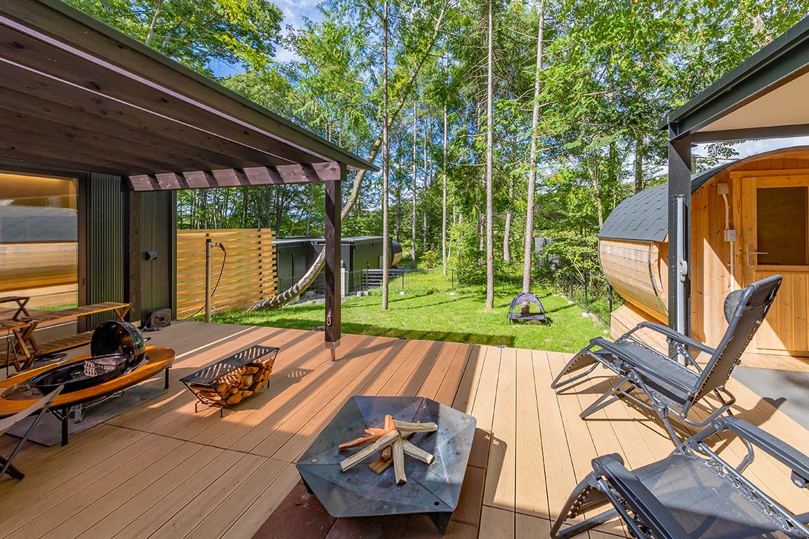 鳥の声、森林の揺らめき、夜には炎の揺らめき、ここでしか味わえない体験がこの宿泊施設にはあります。