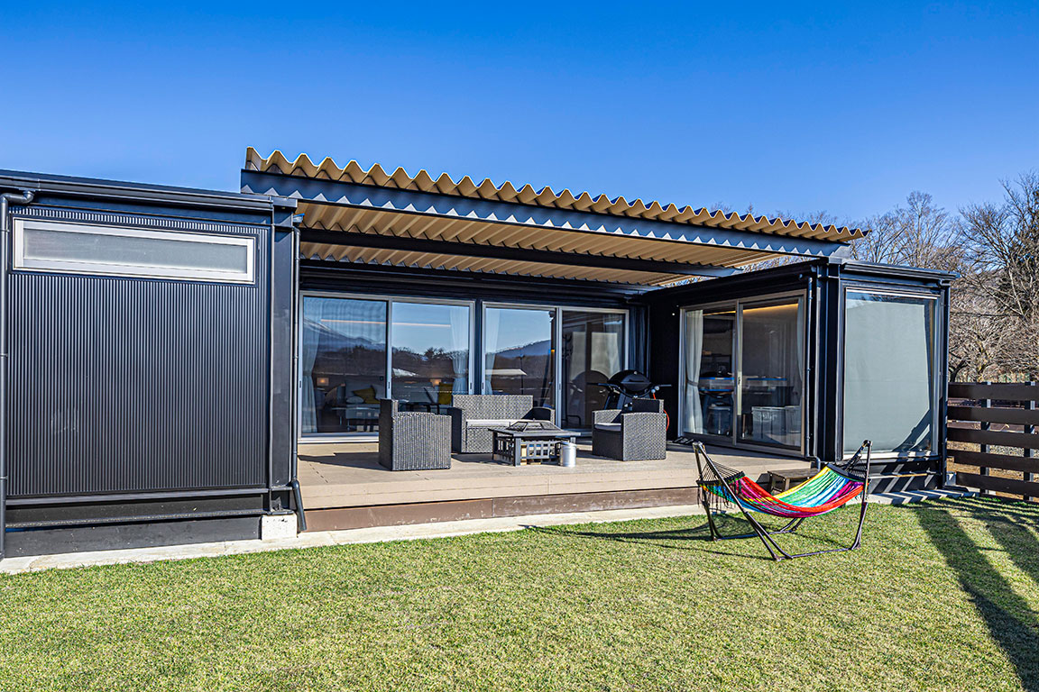 富士山の絶景を楽しむことができる宿泊施設の完成です。鉄骨の雰囲気と自然が調和する雰囲気。