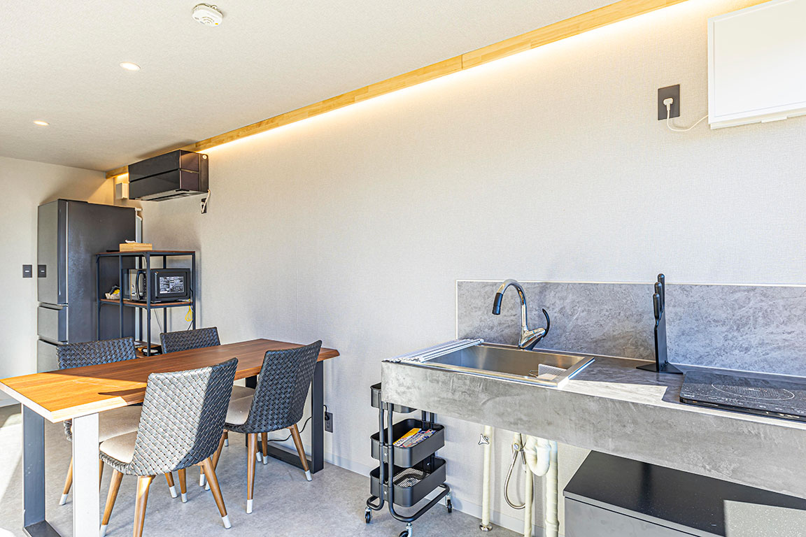 キッチンは弊社オリジナルのモールテックスで造作したキッチンです。質感がかっこいいです。