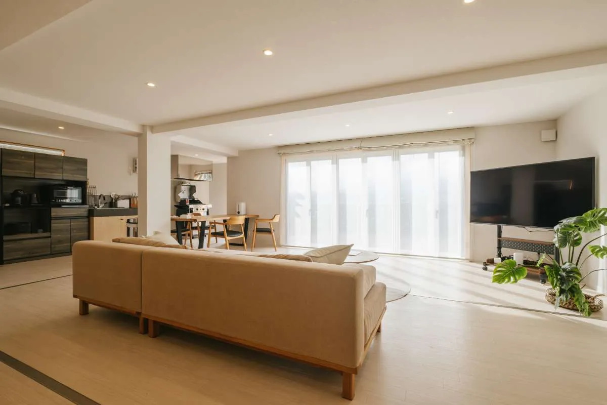 大きなフロアで大の字で寝ころべるって都会では中々経験ができないことです。グランピング施設では未体験を体験していく楽しさがあります。