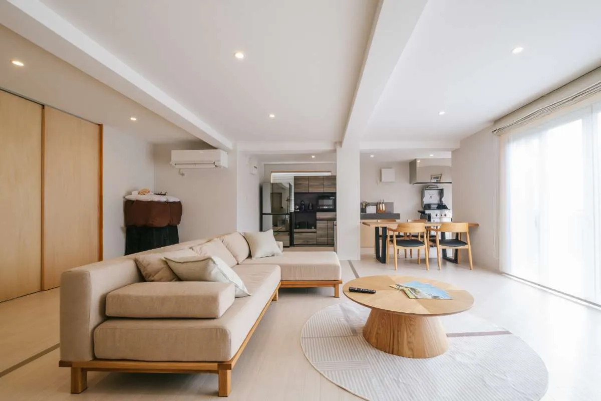 白を基調としたシンプルな内装デザイン南側からの採光を最大限取り入れることができるのでとても明るい清々しい内観です。